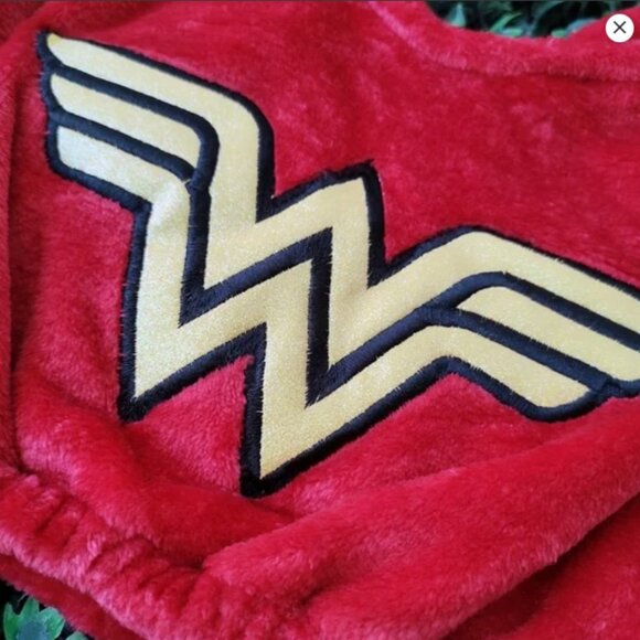 NEW 2 pieces wonder woman plush pajama - Picture 2 of 4